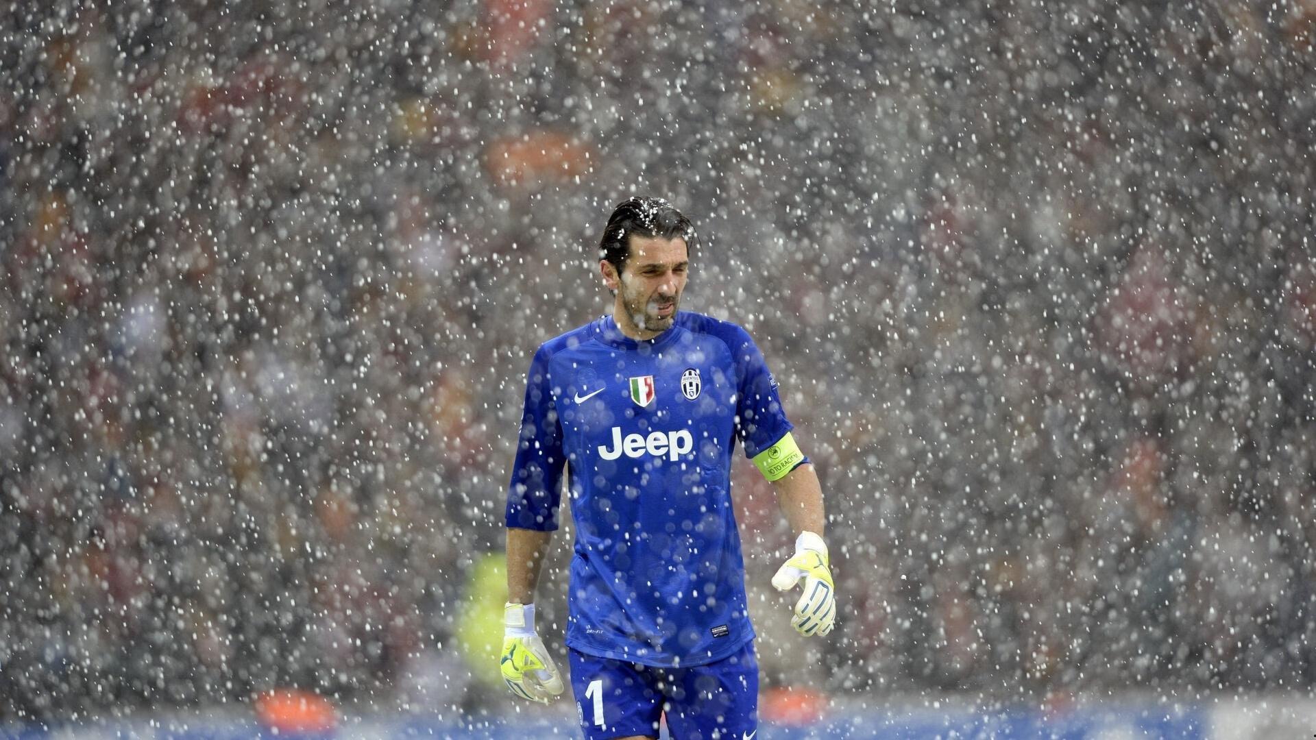 英超裁判安排引热议,泰勒执哨曼市德比,奥利弗主裁利物浦焦点战